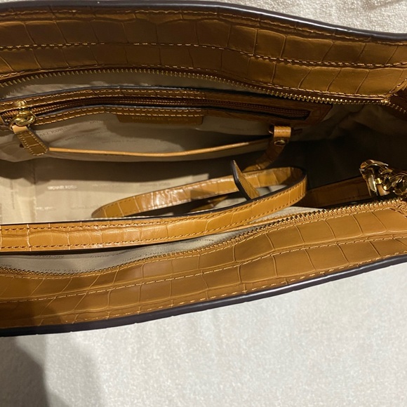 Micheal Kors Hamilton Camel Crossbody Just like new barely used good Condition. - Picture 5 of 11